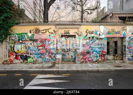 Il muro coperto di graffiti di fronte all'ultimo appartamento del musicista Serge Gainsbourg in rue de Verneuil, dove visse dal 1969 fino a quando non passò via. Foto Stock