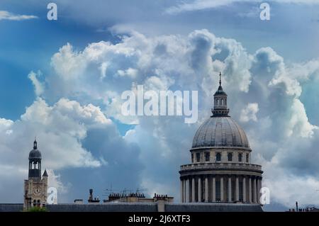 Nuvole che galleggiano dietro le facciate settentrionali del Panthéon e l'église Saint-Étienne-du-Mont sulla riva sinistra, vista dalla Cattedrale di Notre-Dame. Foto Stock