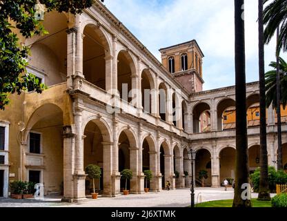 Roma, Italia - 27 maggio 2018: Cortile interno e chiostri del Palazzo di Venezia - Palazzo di Venezia - già Palazzo di San Marco in Piazza Venezia Piaz Foto Stock