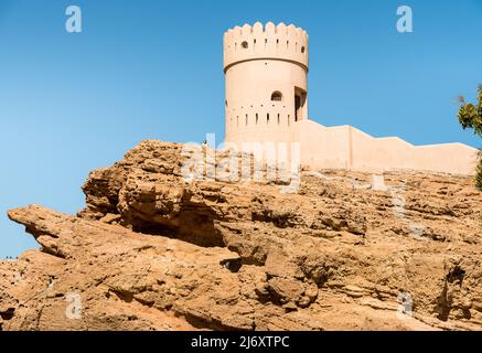 Fort storico sulla roccia nella città sur del Sultanato di Oman in Medio Oriente. Foto Stock