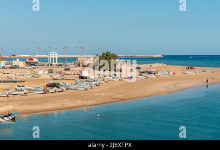 Baia della città sur con barche tradizionali, Sultanato di Oman in Medio Oriente. Foto Stock