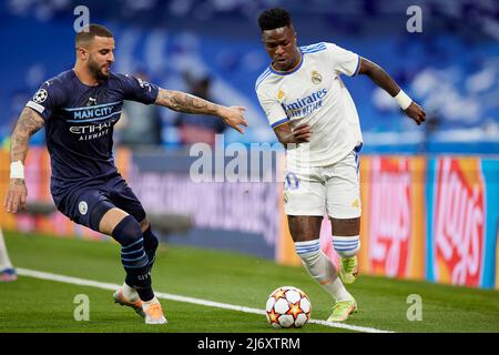 Madrid, Spagna. 04th maggio 2022. Vinicius Jr. Del Real Madrid e Kyle Walker di Manchester City durante la partita della UEFA Champions League tra Real Madrid e Mancheaster City disputata allo stadio Santiago Bernabeu il 4 maggio 2021 a Madrid in Spagna. (Foto di Ruben Albarran/PRESSINPHOTO) Credit: PRESSINPHOTO SPORTS AGENCY/Alamy Live News Foto Stock