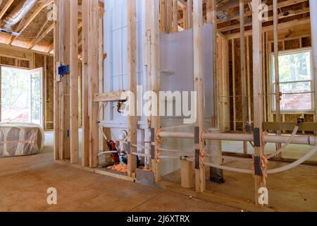 Incompiuto di nuova casa l'installato con acqua calda e fredda PEX tubi idraulici in plastica Foto Stock