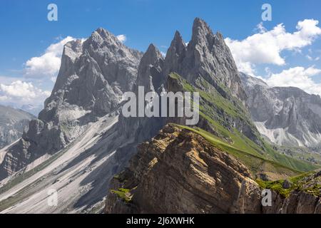 Primo piano del bordo dell'altopiano Seceda, con la catena montuosa delle Odle sullo sfondo Foto Stock