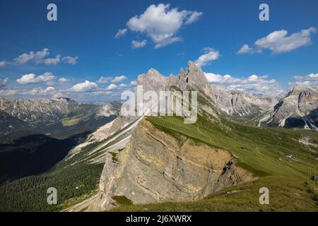 Primo piano del bordo dell'altopiano Seceda, con la catena montuosa delle Odle sullo sfondo Foto Stock