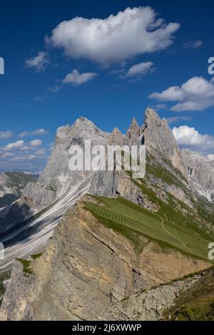 Primo piano del bordo dell'altopiano Seceda, con la catena montuosa delle Odle sullo sfondo Foto Stock