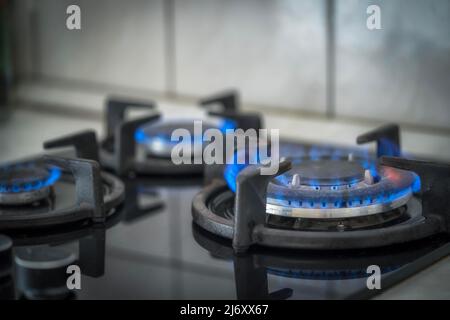 fiamma che brucia di una stufa a gas illuminata Foto Stock