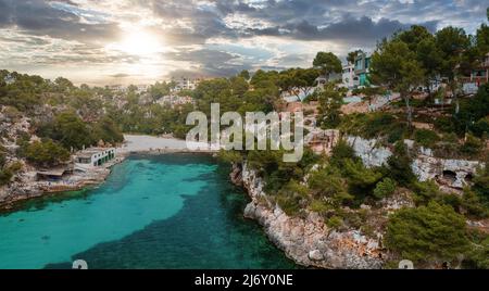 Veduta aerea di Calo des Moro, Maiorca in Spagna. Foto Stock
