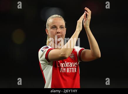 L'Arsenal's Beth Mead applaude i fan dopo la partita della Barclays fa Women's Super League all'Emirates Stadium di Londra. Data foto: Mercoledì 4 maggio 2022. Foto Stock