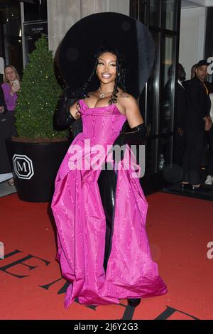 SZA alle partenze per Celebrity Candids - partenza per il Met Gala, The Mark Hotel, New York, NY 2 maggio 2022. Foto di: Quoin Pics/Everett Collection Foto Stock