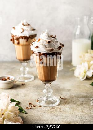 Milkshake al cioccolato con panna montata e decorazione al cioccolato Foto Stock