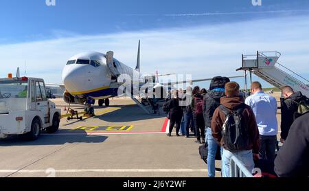 Passeggeri che entrano in aereo Ryanair all'aeroporto Hahn di Francoforte - HAHN, GERMANIA - 20 APRILE 2022 Foto Stock