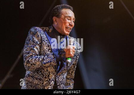 Smokey Robinson durante il festival musicale di Stagecoach il 1 maggio 2022, presso l'Empire Polo Fields di Indio, California (Foto di Daniel DeSlover/Sipa USA) Foto Stock