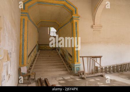 Havana, Cuba - edificio Adandoned a l'Avana. Questo edificio particolare è in fase di restauro; molti falliscono e cadono prima che il restauro sia possibile. Foto Stock