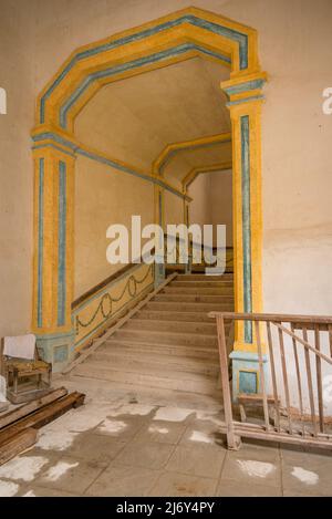 Havana, Cuba - edificio Adandoned a l'Avana. Questo edificio particolare è in fase di restauro; molti falliscono e cadono prima che il restauro sia possibile. Foto Stock