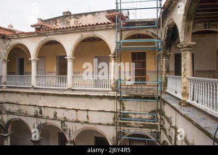 Havana, Cuba - edificio Adandoned a l'Avana. Questo edificio particolare è in fase di restauro; molti falliscono e cadono prima che il restauro sia possibile. Foto Stock