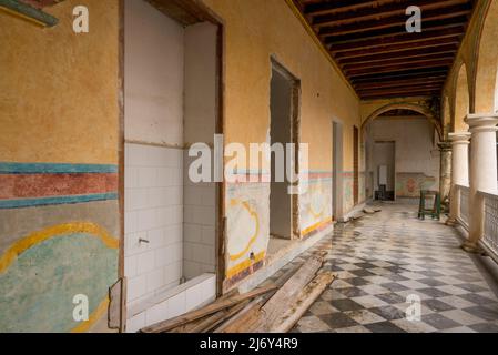 Havana, Cuba - edificio Adandoned a l'Avana. Questo edificio particolare è in fase di restauro; molti cadono prima che sia possibile il restauro. Foto Stock