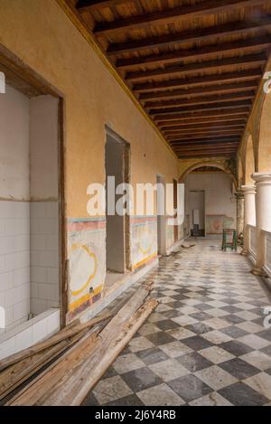 Havana, Cuba - edificio Adandoned a l'Avana. Questo edificio particolare e' in fase di restauro. Foto Stock