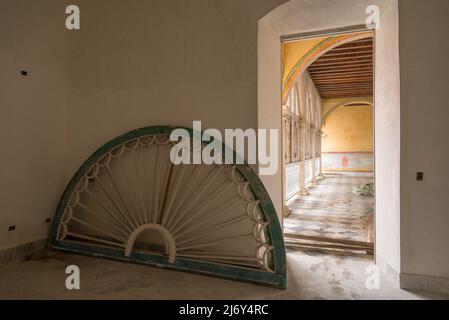 Havana, Cuba - edificio Adandoned a l'Avana. Questo edificio particolare è in fase di restauro; molti falliscono e cadono prima che il restauro sia possibile. Foto Stock