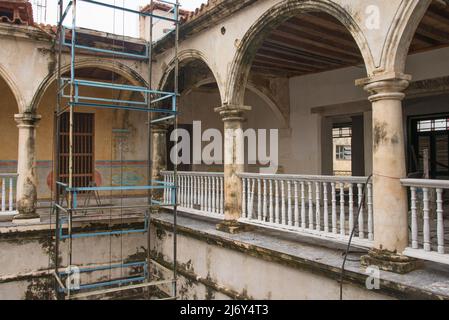 Havana, Cuba - edificio Adandoned a l'Avana. Questo edificio particolare è in fase di restauro; molti falliscono e cadono prima che il restauro sia possibile. Foto Stock