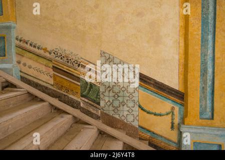Havana, Cuba - edificio Adandoned a l'Avana. Questo edificio particolare e' in fase di restauro. Questo è un esempio di molti strati di gesso e il beautifu Foto Stock