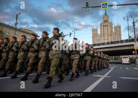 Mosca, Russia. 4th maggio 2022. I militari marciano in formazione durante una prova di una sfilata della Giornata della Vittoria che segna il 77th° anniversario della vittoria sulla Germania nazista nella seconda guerra mondiale a Mosca, Russia. Nikolay Vinokurov/Alamy Live News Foto Stock