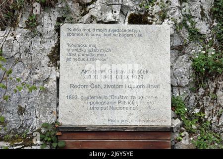 Targa commemorativa di Gustav Janecek al Parco Nazionale dei Laghi di Plitvice in Croazia Foto Stock