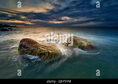 il mar baltico roccioso in serata Foto Stock