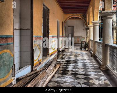 Havana, Cuba - edificio Adandoned a l'Avana. Questo edificio particolare è in fase di restauro; molti falliscono e cadono prima che il restauro sia possibile. Foto Stock