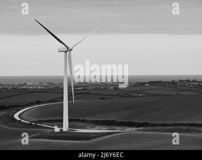 Immagine in bianco e nero di una turbina eolica Gamesa 80/2000 2MW nel paesaggio della Cornovaglia del Nord presso la fattoria eolica di Carland Cross in Cornovaglia, Regno Unito. Foto Stock