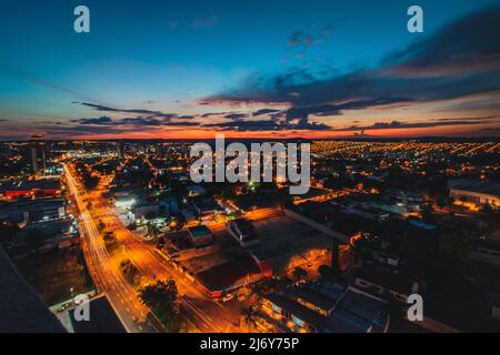 Ribeirao Preto città di San Paolo in un giorno al tramonto. Regione di Presidente Vargas Avenue immagine del concetto. Foto Stock