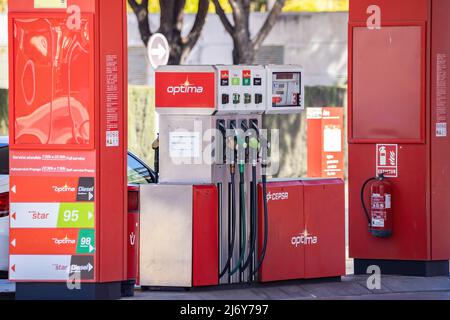 Huelva, Spagna - 19 marzo 2022: Ugelli di una pompa di benzina nella stazione di servizio di Cepsa Foto Stock