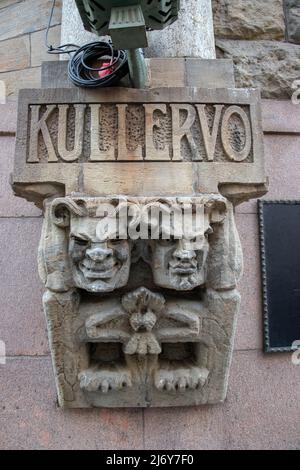 L'edificio Pohjola del 1901 a Helsinki, in Finlandia, è decorato con molte grottesche che rappresentano figure della mitologia finlandese. Foto Stock