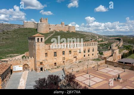 Berlanga de Duero Palazzo del Marchese di Berlanga, sullo sfondo il Castello, la Provincia di Soria Castiglia e Leon Spagna Foto Stock