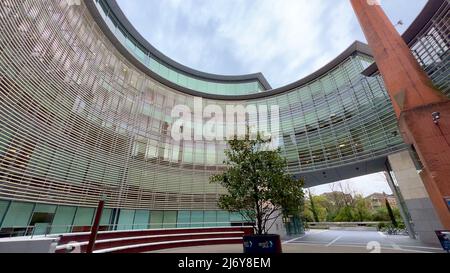 Moderno edificio di uffici a Dublino chiamato The Oval - DUBLINO, IRLANDA - APRILE 20. 2022 Foto Stock