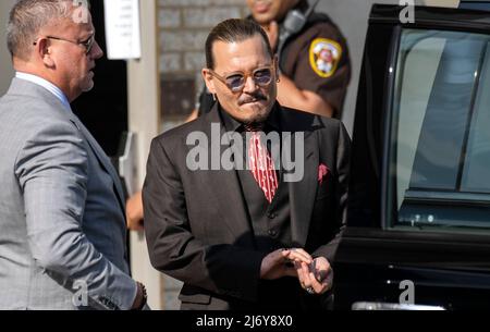 Johnny Depp parte dal tribunale della contea di Fairfax a Fairfax, Virginia, dopo il giorno 14 della sua causa di diffamazione contro la sua ex moglie, l'attrice Amber sentito, dopo che ha scritto un op-ed nel Washington Post nel 2018 che, senza nominare Depp, lo accusò di abuso domestico martedì 3 maggio 2022. Credito: Ron Sachs / CNP (RESTRIZIONE: NESSUN New York o New Jersey Quotidiani o giornali entro un raggio di 75 miglia da New York City) Foto Stock
