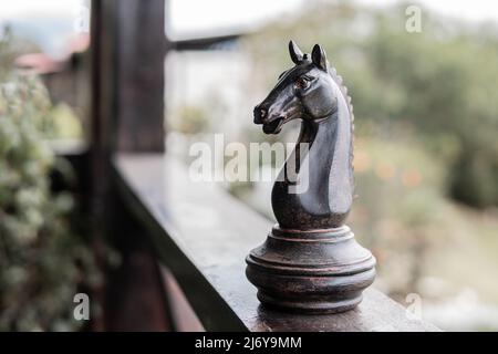 Grande pezzo di scacchi in legno, cavallo su un balcone. Concetto di strategia Foto Stock