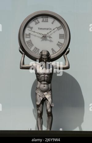 Un orologio in forma di god Atlas greco che tiene il mondo di fronte a un negozio di marchi di lusso Tiffany & Co. In Union Square, San Francisco, California. Foto Stock