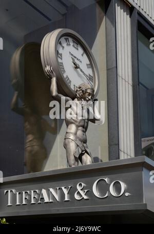 Un orologio in forma di god Atlas greco che tiene il mondo di fronte a un negozio di marchi di lusso Tiffany & Co. In Union Square, San Francisco, California. Foto Stock