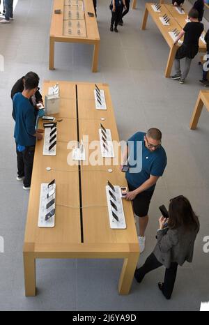 I clienti vistano un Apple Store a Union Square, San Francisco, California. Foto Stock