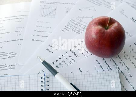 Scrittura manuale dell'equazione quadratica matematica su esame, pratica, quiz o test in classe matematica. Risolvere il concetto di background delle equazioni esponenziali. Foto Stock