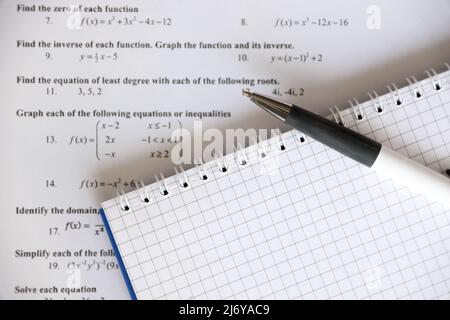 Scrittura manuale dell'equazione quadratica matematica su esame, pratica, quiz o test in classe matematica. Risolvere il concetto di background delle equazioni esponenziali. Foto Stock