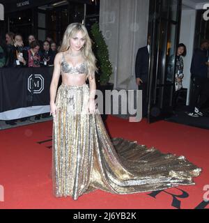 Sabrina Carpenter alle partenze per Celebrity Candids - partenza per il Met Gala parte 2, The Mark Hotel, New York, NY 2 maggio 2022. Foto di: Quoin Pics/Everett Collection Foto Stock