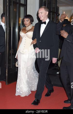 Paloma Elsesser e Stuart Vevers alle partenze per Celebrity Candids - partenza per il Met Gala parte 2, The Mark Hotel, New York, NY 2 maggio 2022. Foto di: Quoin Pics/Everett Collection Foto Stock