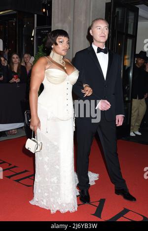 Paloma Elsesser e Stuart Vevers alle partenze per Celebrity Candids - partenza per il Met Gala parte 2, The Mark Hotel, New York, NY 2 maggio 2022. Foto di: Quoin Pics/Everett Collection Foto Stock