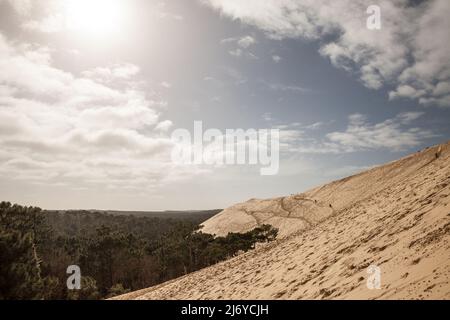 Foto del panorama della duna Pyla Sand durante un pomeriggio di pioggia nuvolosa. La Duna di Pilat (Dune du Pilat in francese, o Pyla) è la san più alta Foto Stock