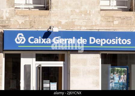 Foto di un cartello con il logo di Caixa Geral de Depositos scattato sulla loro agenzia nel centro della città di Bordeaux, Francia. Caixa Geral de Depósitos (CG Foto Stock