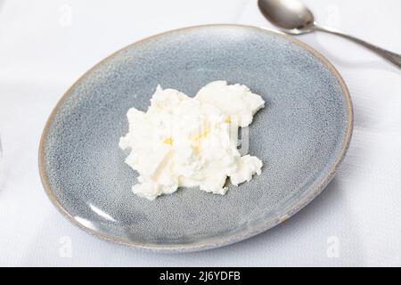 Formaggio di siero di latte bianco morbido a base di latte di pecora Foto Stock