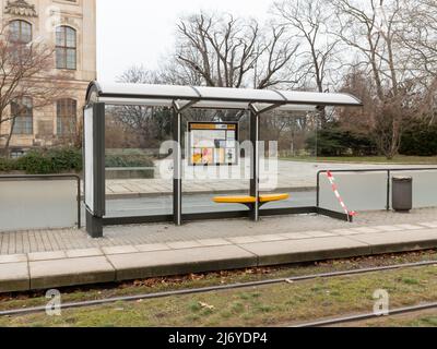 Fermata del tram demolita con vetro rotto a causa del vandalismo. Danni alla Dresdner Verkehrsbetriebe AG presso il "Japanisches Palais" Foto Stock