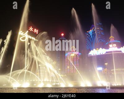 Macau, FEB 4 2011 - Vista notturna del Wynn Water Dance e Casino Lisboa Foto Stock